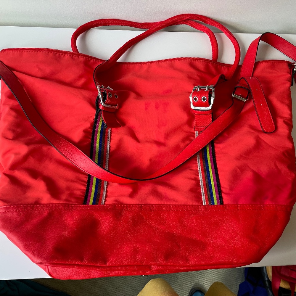 Red weekend / sports bag in a very soft and durable material